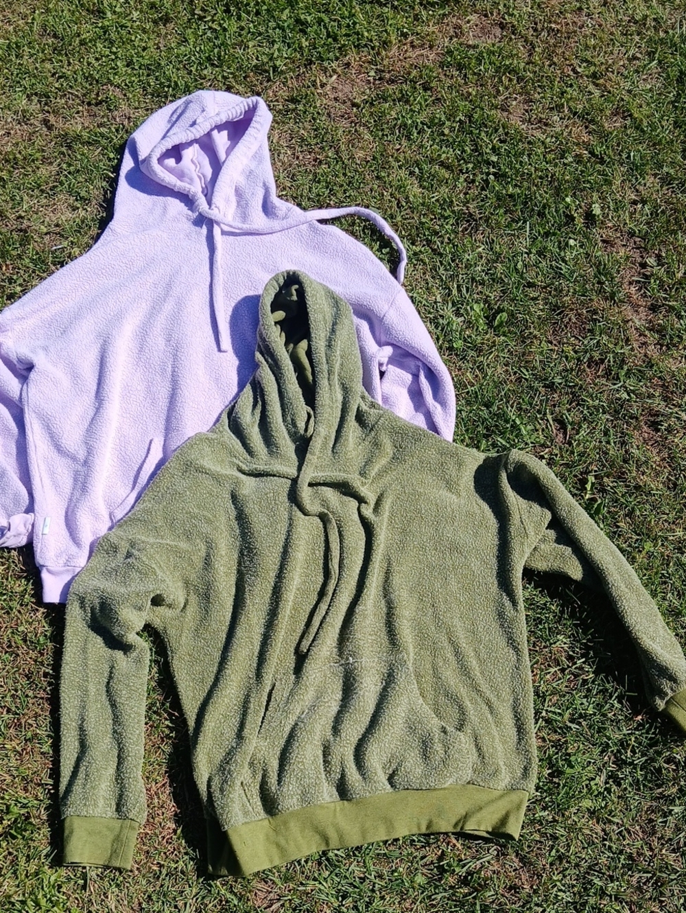2 Tops 1 Lavender Fleece Used Hoodie. 1 Green Very Soft Soft Serve Hoodie.